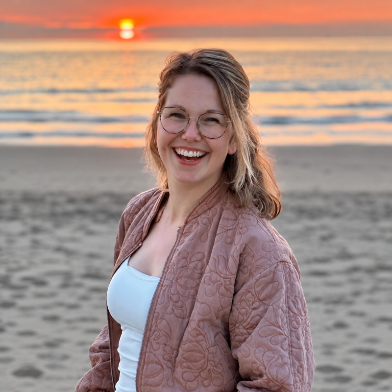 Portret van Charèll op het strand bij zonsondergang